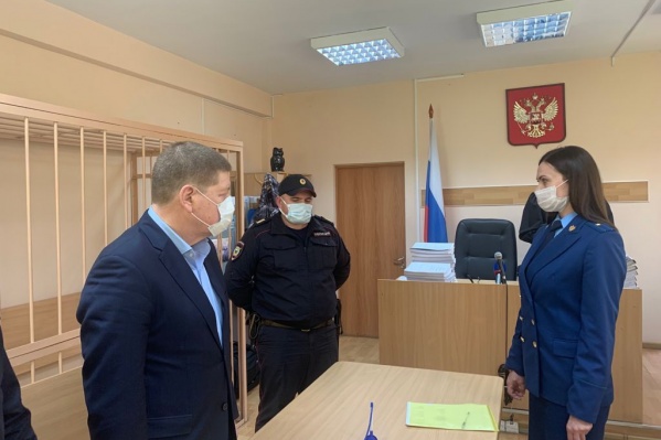 Гособвинитель просила назначить Плаксину условный срок, но судья приговорил его к реальному наказанию Гособвинитель просила назначить Плаксину условный срок, но судья приговорил его к реальному наказанию