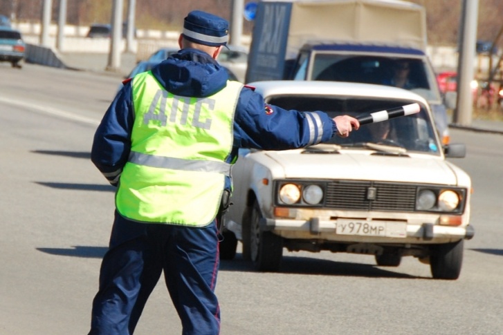 В МВД уточнили, когда инспектор может остановить машину и по каким причинам запретить движение В МВД уточнили, когда инспектор может остановить машину и по каким причинам запретить движение