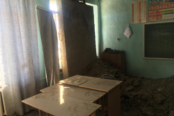 В школе в этот момент уже закончились уроки В школе в этот момент уже закончились уроки