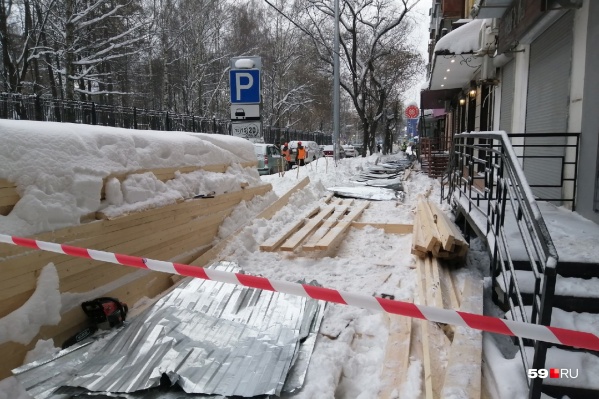 На улице Краснова обрушился пешеходный переход На улице Краснова обрушился пешеходный переход