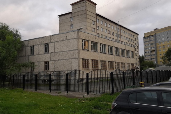 Общая площадь двухэтажной постройки составляет 802,8 квадратных метра. На снос у компании, выигравшей тендер, будет ровно месяц Общая площадь двухэтажной постройки составляет 802,8 квадратных метра. На снос у компании, выигравшей тендер, будет ровно месяц