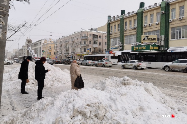 За несколько дней в Ростове намело немалые сугробы За несколько дней в Ростове намело немалые сугробы