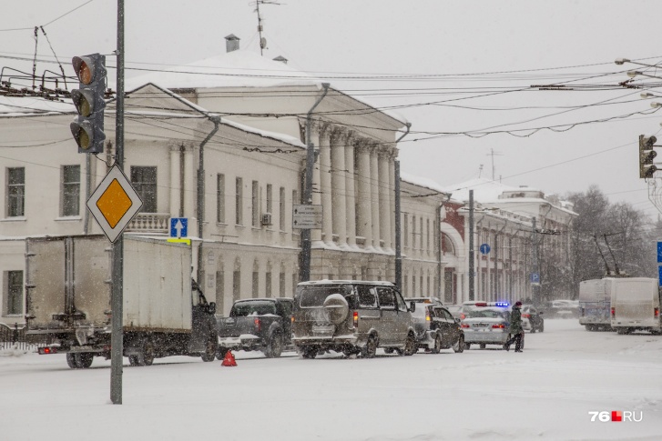 У автомобилистов кучи претензий к качеству дорог не только в отдаленных районах, но и в самом центре Ярославля
