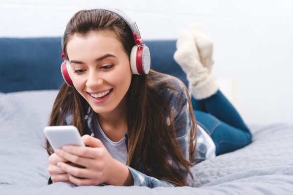 Для участия в игре нужно запомнить загаданный хит и отправить в WhatsApp сообщение со словом «Песня» Для участия в игре нужно запомнить загаданный хит и отправить в WhatsApp сообщение со словом «Песня»