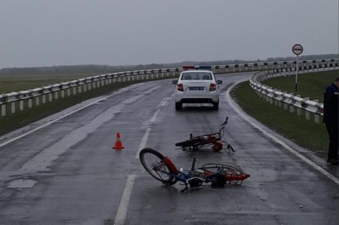 На дороге в НСО столкнулись два мопеда — один водитель погиб