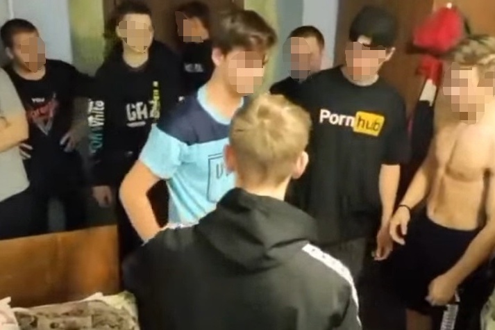 На кадрах видео в Сети видно, что сироту держали в комнате не меньше 10 человек На кадрах видео в Сети видно, что сироту держали в комнате не меньше 10 человек