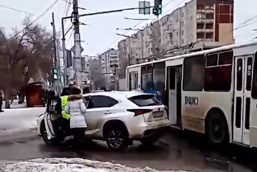 Сотрудник ДПС вместо женщины-водителя возвращает Lexus на место столкновения Сотрудник ДПС вместо женщины-водителя возвращает Lexus на место столкновения