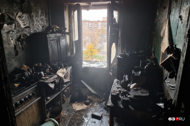 Именно с этой квартиры начался пожар, и в ней же нашли погибшую хозяйку — женщину 1970 года рождения Именно с этой квартиры начался пожар, и в ней же нашли погибшую хозяйку — женщину 1970 года рождения