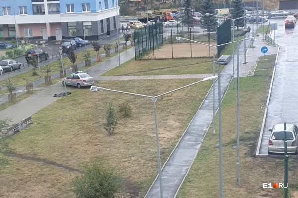 Тело нашли на тротуаре Тело нашли на тротуаре