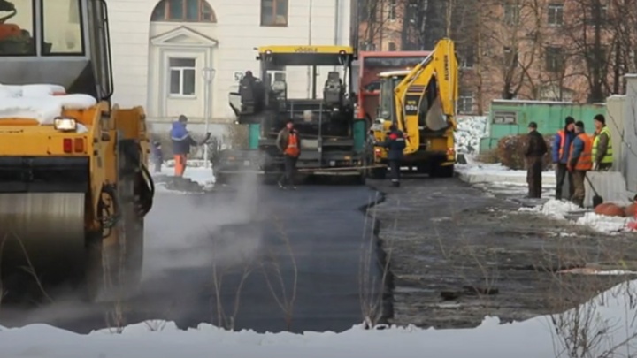 «Разве можно укладывать асфальт в лужи?!»: депутата из Северодвинска возмутил поздний ремонт дорог