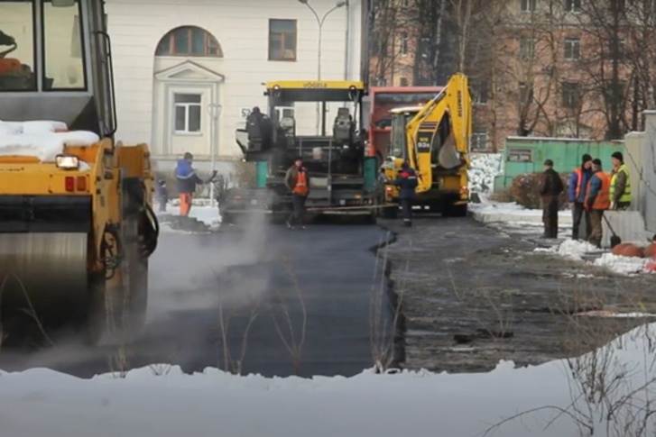 Дорогу укладывали у Дома Корабела 23 октября Дорогу укладывали у Дома Корабела 23 октября
