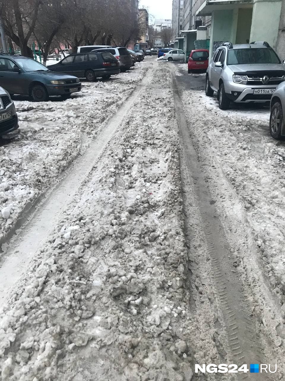 Месиво снега во дворах мешает проезду и парковке