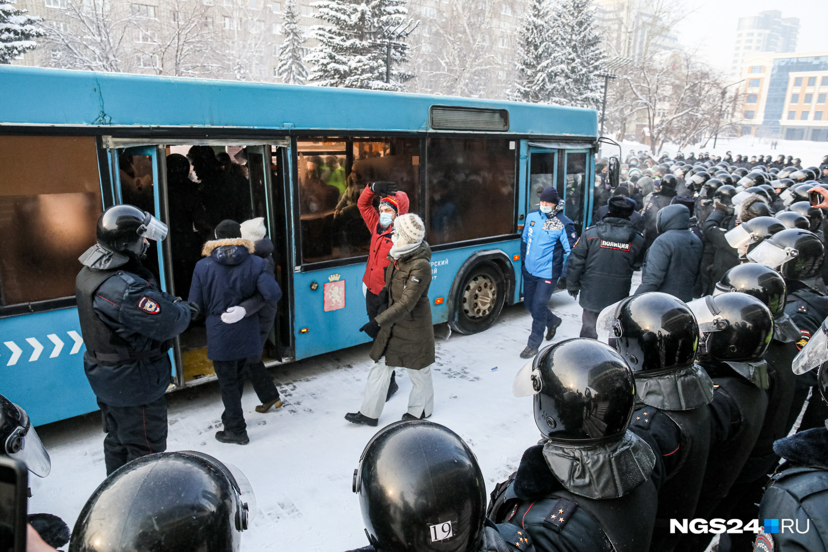 Силовики заполнили автобусы и развезли задержанных по участкам