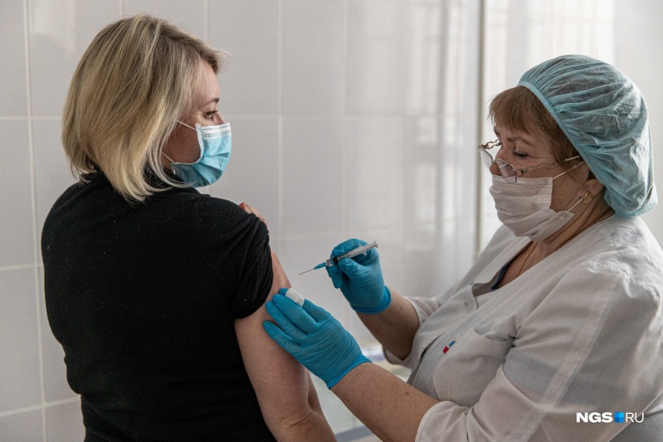Пока жителей Новосибирска прививают московской <nobr class="_">вакциной —</nobr> «<nobr class="_">Спутник V</nobr>»