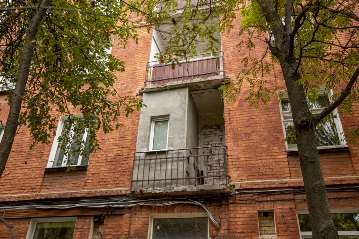 В поселке-памятнике балконы закатывают в бетон, а на крышах достраивают мансарды В поселке-памятнике балконы закатывают в бетон, а на крышах достраивают мансарды