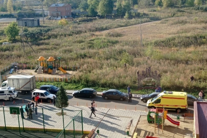 Парня зарезали у детской площадки Парня зарезали у детской площадки