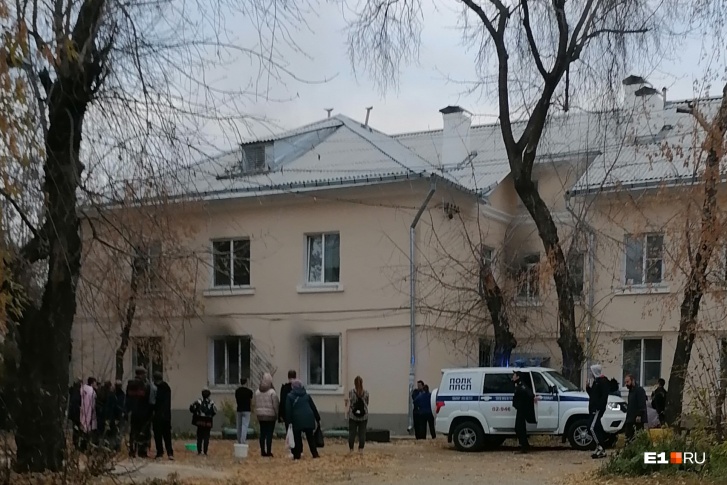 Сотрудники патрульно-постовой службы первыми оказались у горящего дома Сотрудники патрульно-постовой службы первыми оказались у горящего дома