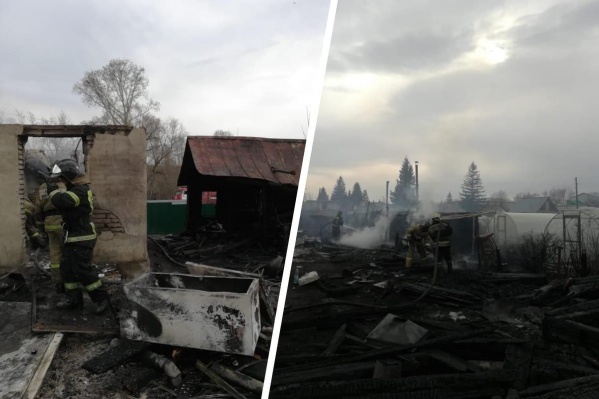 Очевидцы сообщили, что огонь с сухой травы перекидывался на деревянные дачные постройки — меньше чем за сутки поступило больше 200 таких сообщений Очевидцы сообщили, что огонь с сухой травы перекидывался на деревянные дачные постройки — меньше чем за сутки поступило больше 200 таких сообщений