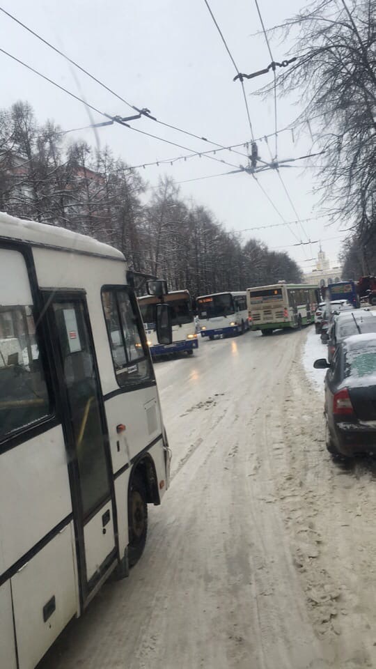 На улице Свободы автобусы разбросало в шахматном порядке На улице Свободы автобусы разбросало в шахматном порядке
