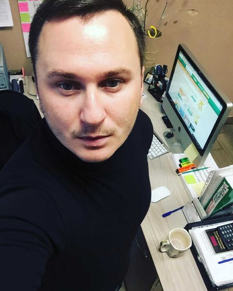 Юрист Виталий старается придерживаться правила: ничего лишнего и отвлекающего внимание на рабочем столе Юрист Виталий старается придерживаться правила: ничего лишнего и отвлекающего внимание на рабочем столе