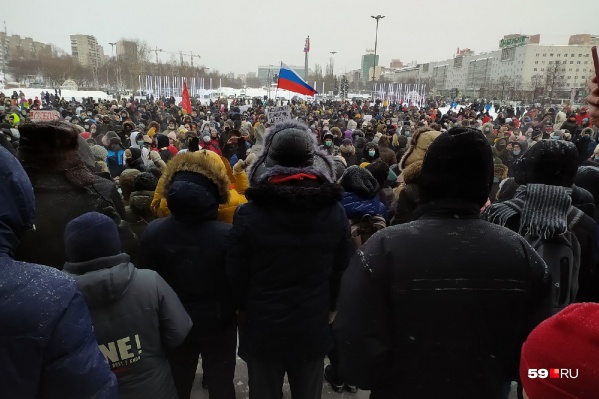 По официальным данным, на площади у Театра-Театра собралось 2300 человек По официальным данным, на площади у Театра-Театра собралось 2300 человек