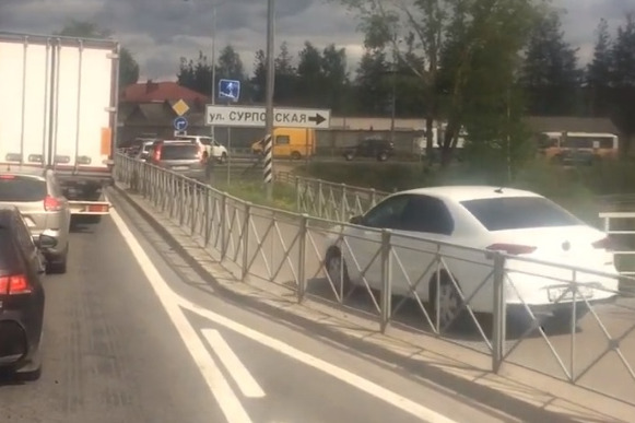 В это время на железнодорожном мосту обновляли асфальт В это время на железнодорожном мосту обновляли асфальт
