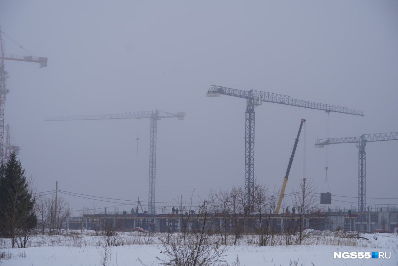 Масштаб стройки можно оценить издалека. На площадке установлены 6 кранов. В утреннем тумане их почти не видно, но по ночам они подсвечиваются Масштаб стройки можно оценить издалека. На площадке установлены 6 кранов. В утреннем тумане их почти не видно, но по ночам они подсвечиваются