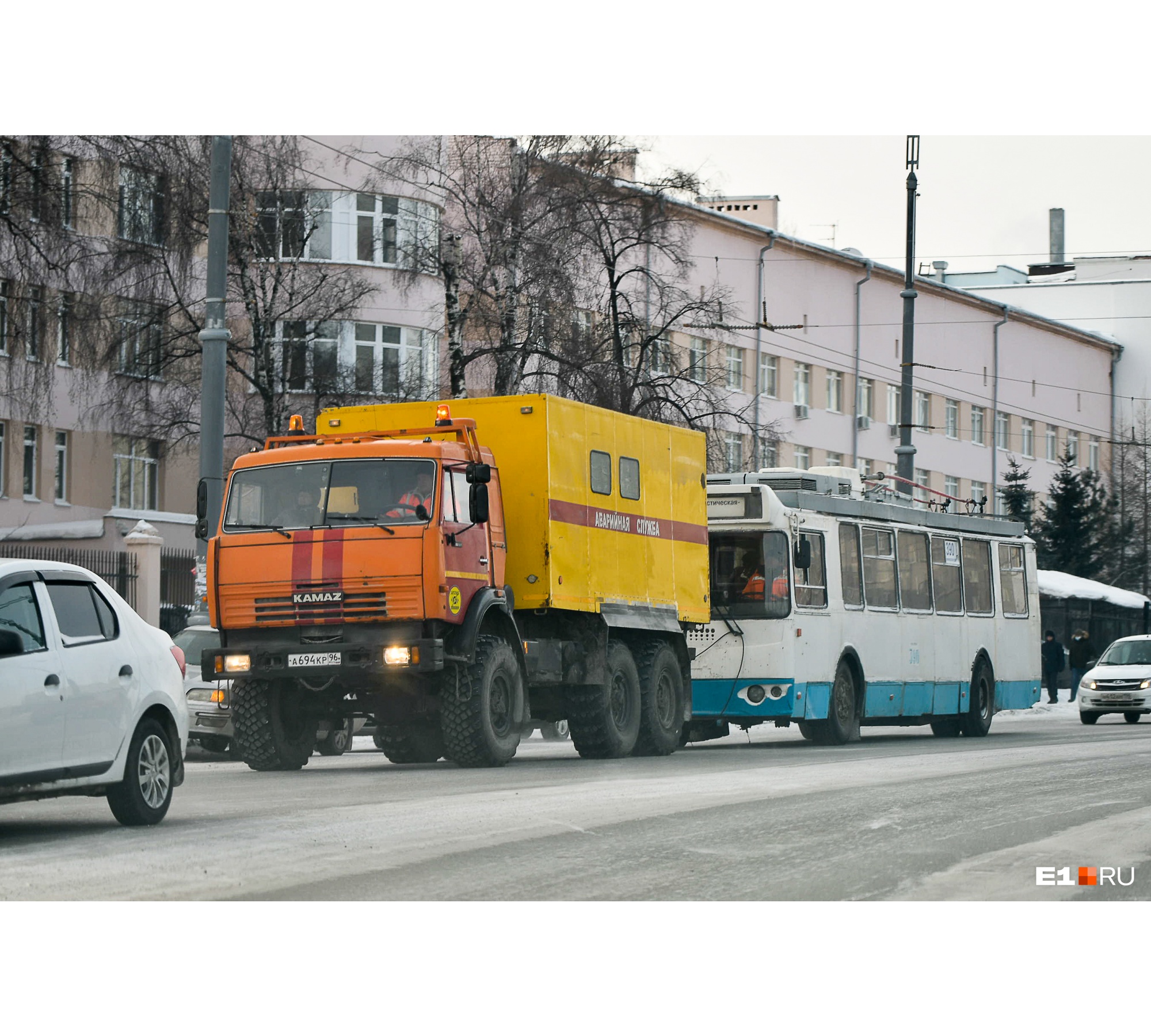 Екатеринбург ходить. КАМАЗ тащит автобус. КАМАЗ тащит троллейбус. КАМАЗ тащит троллейбус в Иркутске. КАМАЗ тянет троллейбус.