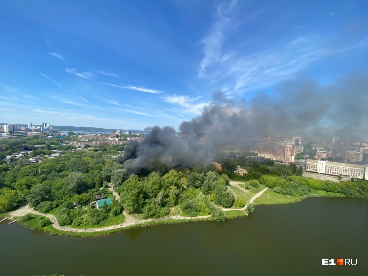 «Мы очень боимся новых пожаров». В Екатеринбурге жители частных домов попросили полицию их защитить