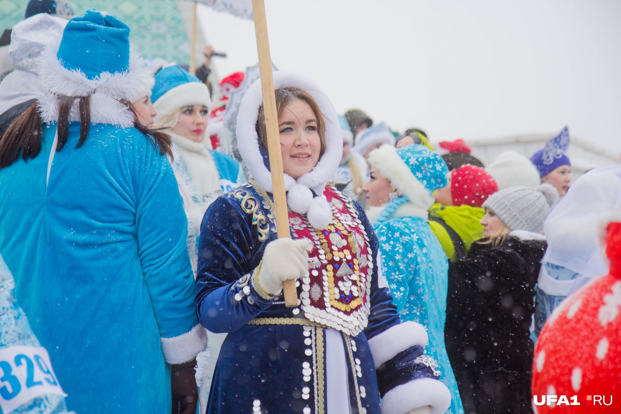 Нацкостюм превращается... в костюм Снегурки Нацкостюм превращается... в костюм Снегурки