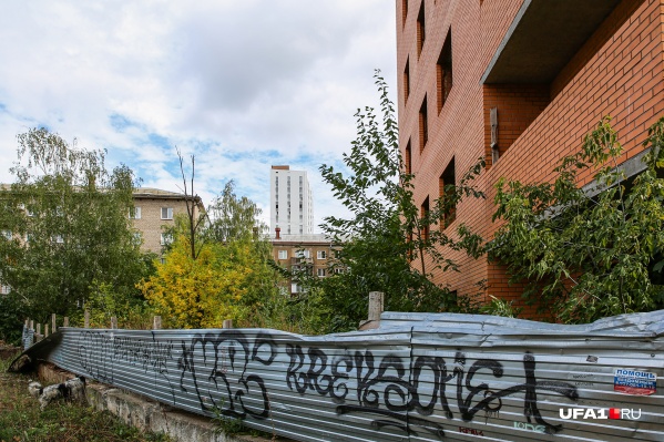 Власти обещали огородить опасное здание забором Власти обещали огородить опасное здание забором