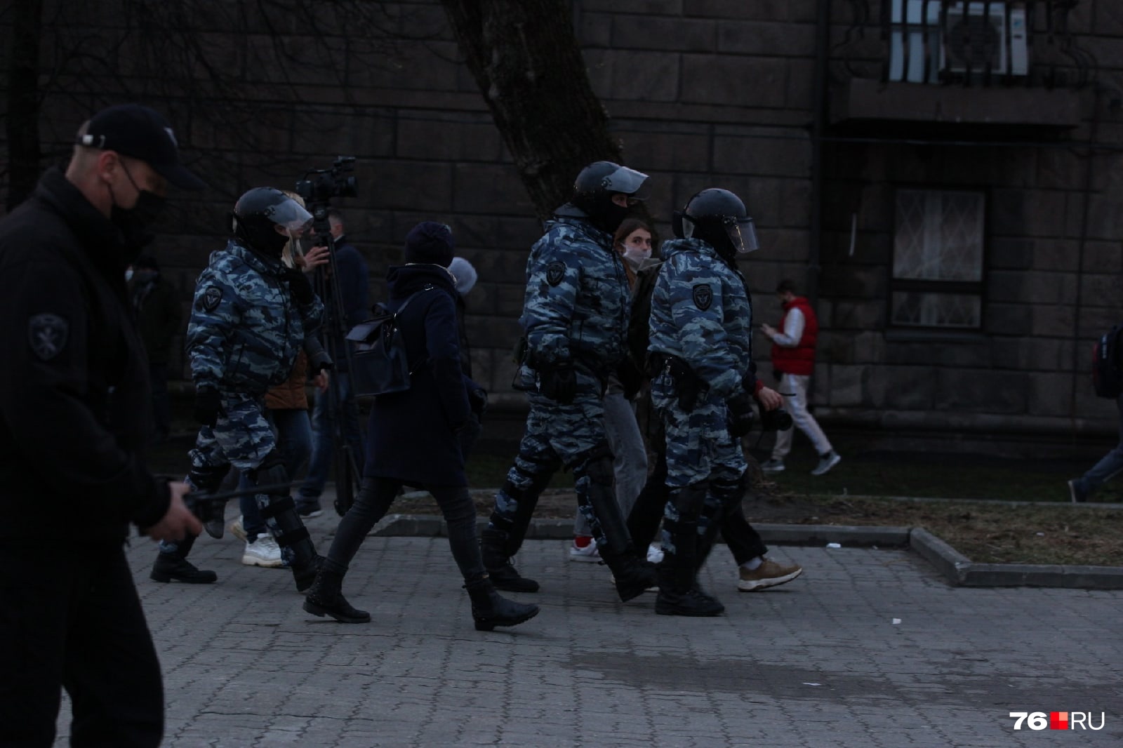 Минут через 40, как собралась толпа, на площади появились бойцы ОМОН, и ситуация поменялаcь Минут через 40, как собралась толпа, на площади появились бойцы ОМОН, и ситуация поменялаcь