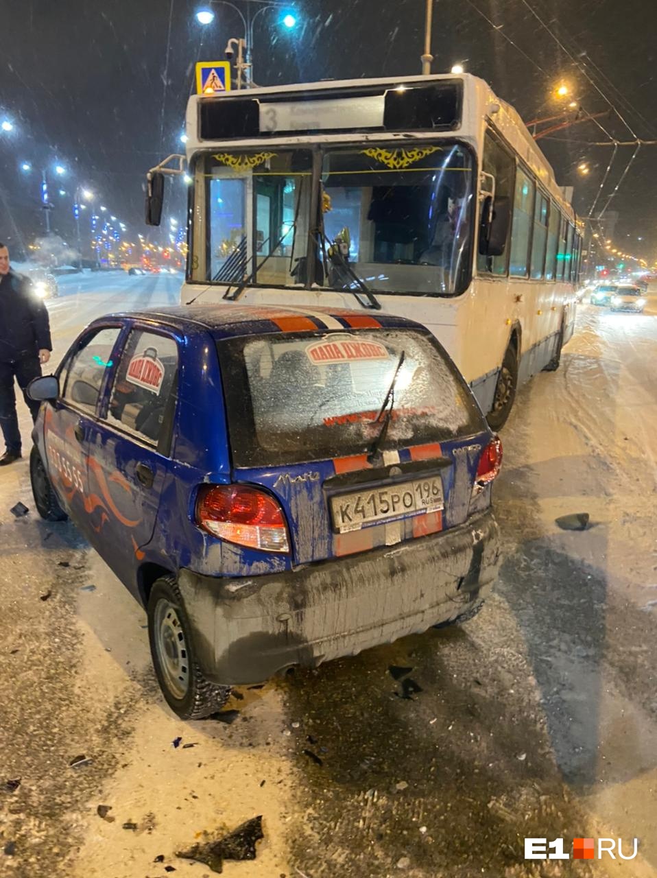 Происшествия в екатеринбурге сегодня. Троллейбус Екатеринбург аварии. Троллейбус Екатеринбург ДТП.