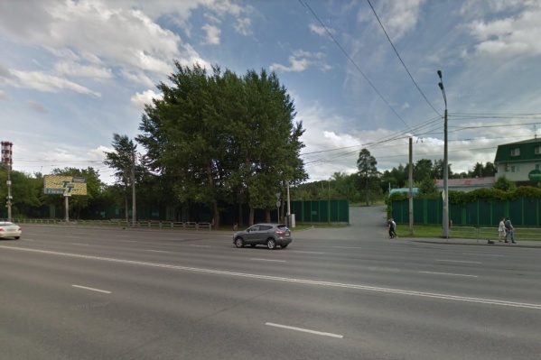 Парковку хотят воткнуть между отелем и зоопарком на улице Труда Парковку хотят воткнуть между отелем и зоопарком на улице Труда
