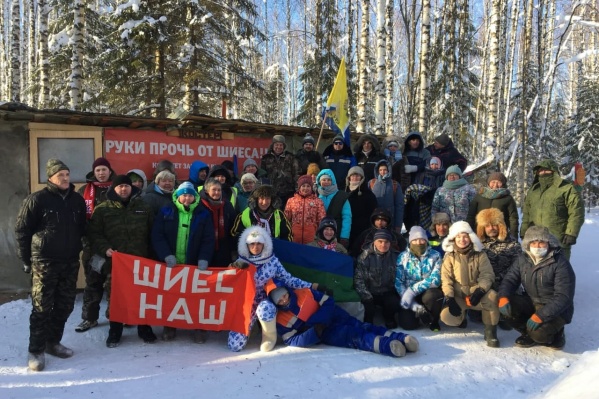 Активисты также записали видеообращение, на котором заявили, что считают разрушение поста преступлением Активисты также записали видеообращение, на котором заявили, что считают разрушение поста преступлением