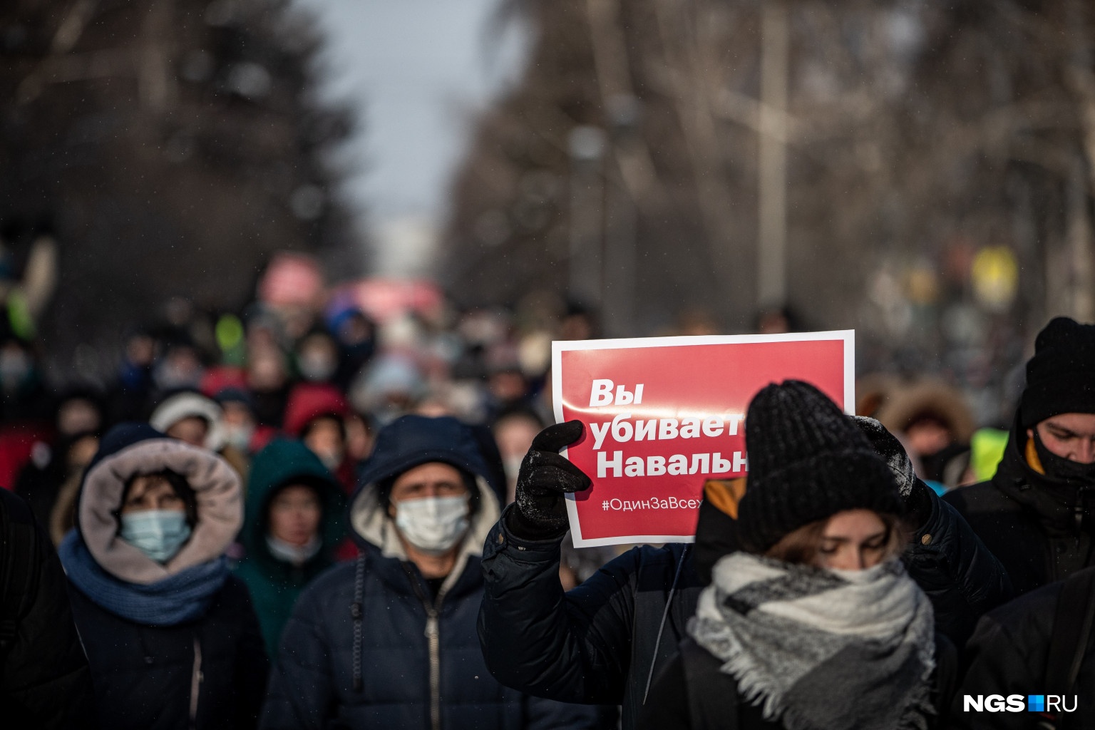 С перекрытого сотрудниками Красного проспекта люди ушли к Театральному скверу С перекрытого сотрудниками Красного проспекта люди ушли к Театральному скверу 