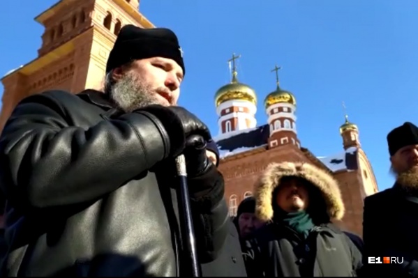 Митрополита опять не пустили в храм при монастыре Митрополита опять не пустили в храм при монастыре 