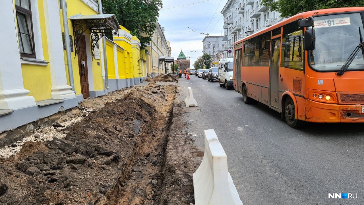 Самая сложная дорожная ситуация — у перекрестка с улицей Пискунова. Даже в <nobr class="_">11 часов</nobr> утра здесь много машин Самая сложная дорожная ситуация — у перекрестка с улицей Пискунова. Даже в <nobr class="_">11 часов</nobr> утра здесь много машин