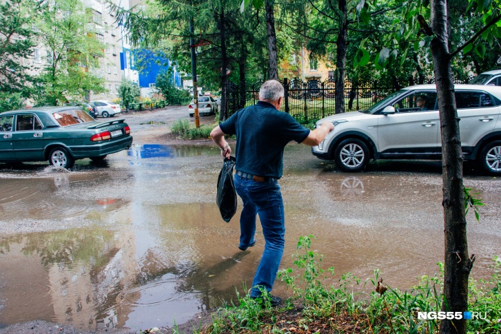 После ливней некоторые улицы в городе можно только переплыть После ливней некоторые улицы в городе можно только переплыть
