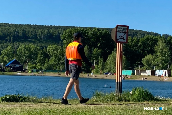 На озере Красном стоят знаки, что купание запрещено. Однако многих отдыхающих это не останавливает