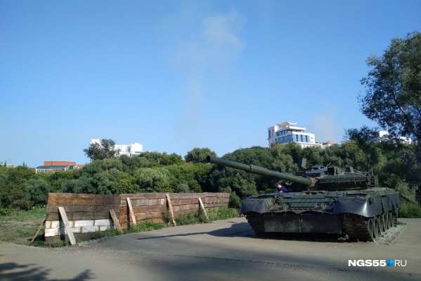 Территорию возле танка и спуск к реке планируется сделать в рамках четвертой очереди благоустройства набережной Территорию возле танка и спуск к реке планируется сделать в рамках четвертой очереди благоустройства набережной