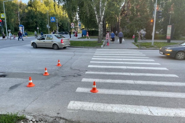 Ребенка сбили на пешеходном переходе со светофором Ребенка сбили на пешеходном переходе со светофором