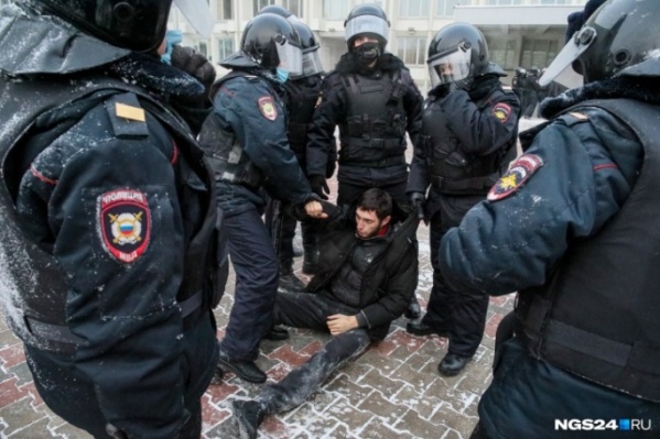 Виталия задерживали несколько сотрудников полиции Виталия задерживали несколько сотрудников полиции