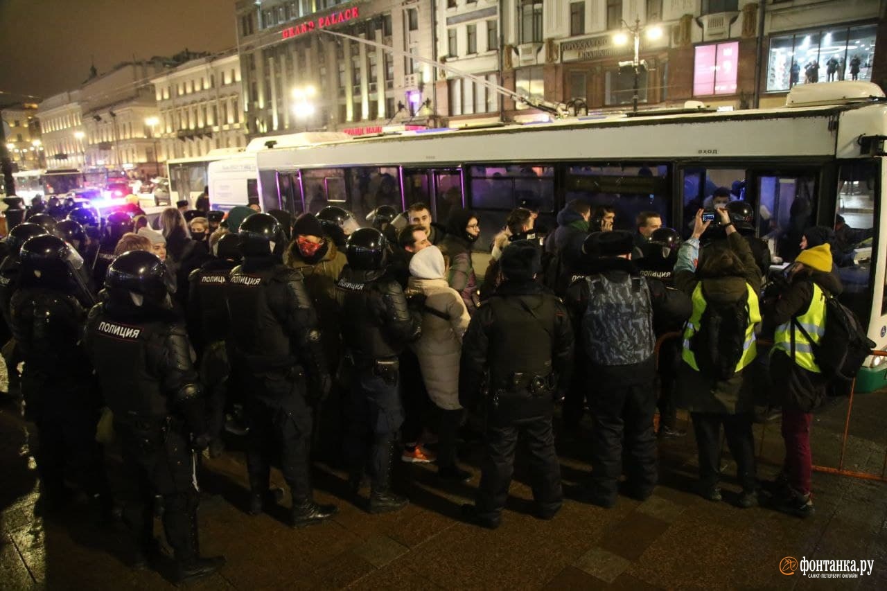 Новости спб фонтанка. Петербург 2 февраля 2021 протесты. Очередь в автозак. Невский проспект Санкт-Петербург протест. Обстановка в Питере на сегодняшний день.