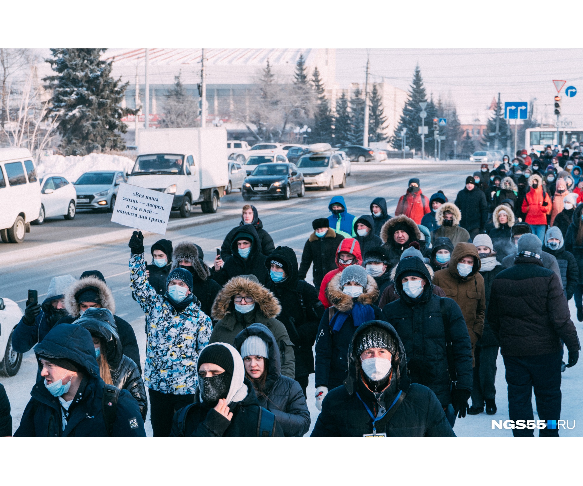 Два потока — с Ленина и с Маркса — в итоге слились в один у Юбилейного моста Два потока — с Ленина и с Маркса — в итоге слились в один у Юбилейного моста