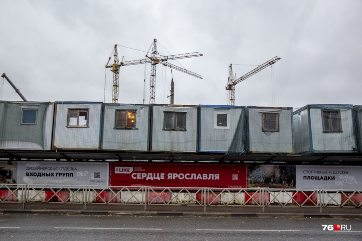Возвели вагончики в несколько этажей Возвели вагончики в несколько этажей