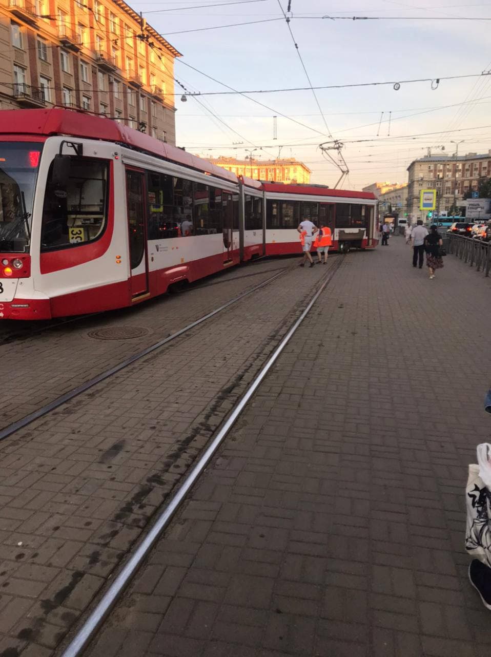 На Заневском в Петербурге трамвай унесло с путей