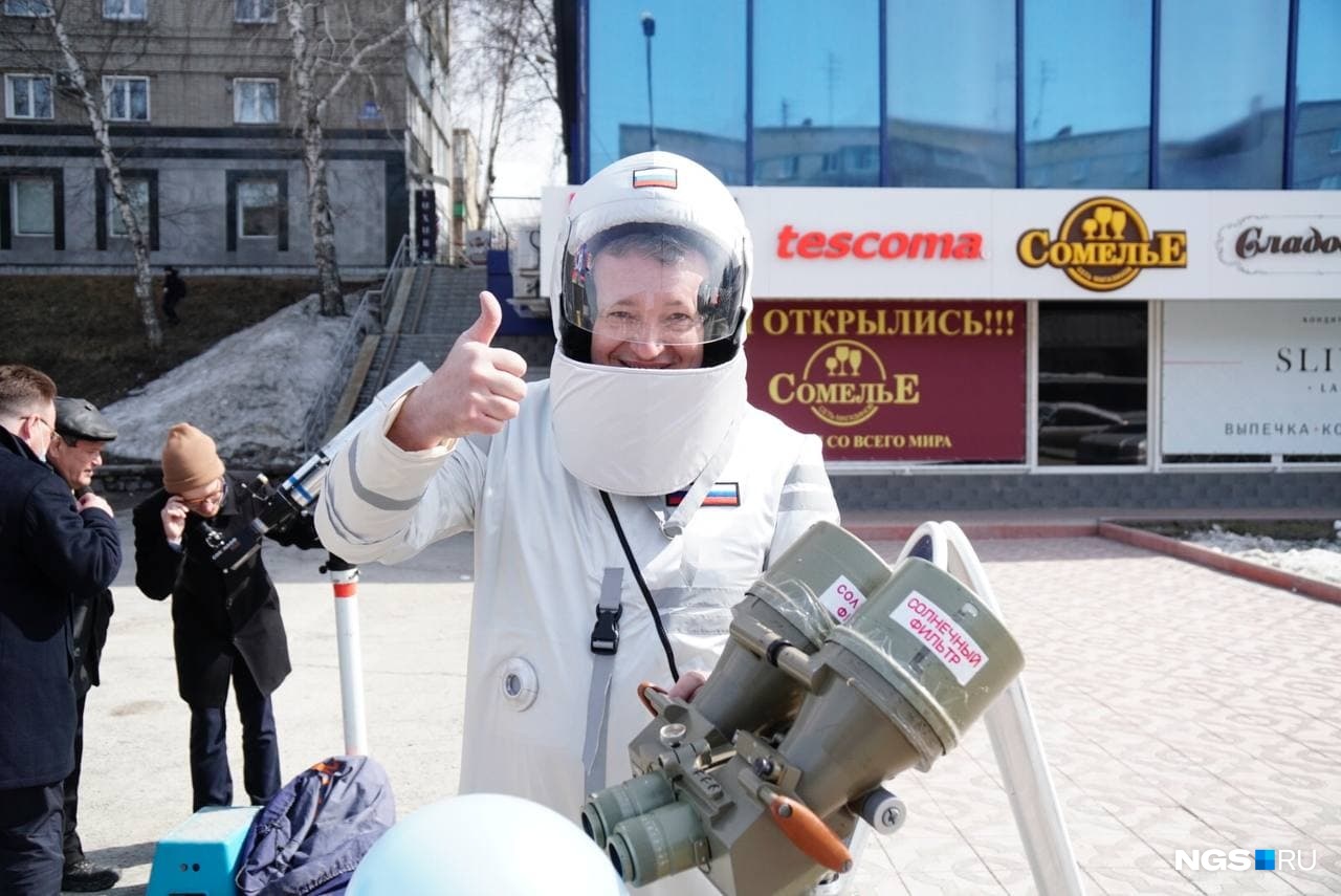 Рядом со входом на станцию стоял мужчина в костюме космонавта и рассказывал, как нужно правильно смотреть в телескоп