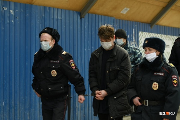 Мужчину обвиняют по двум статьям Уголовного кодекса Мужчину обвиняют по двум статьям Уголовного кодекса