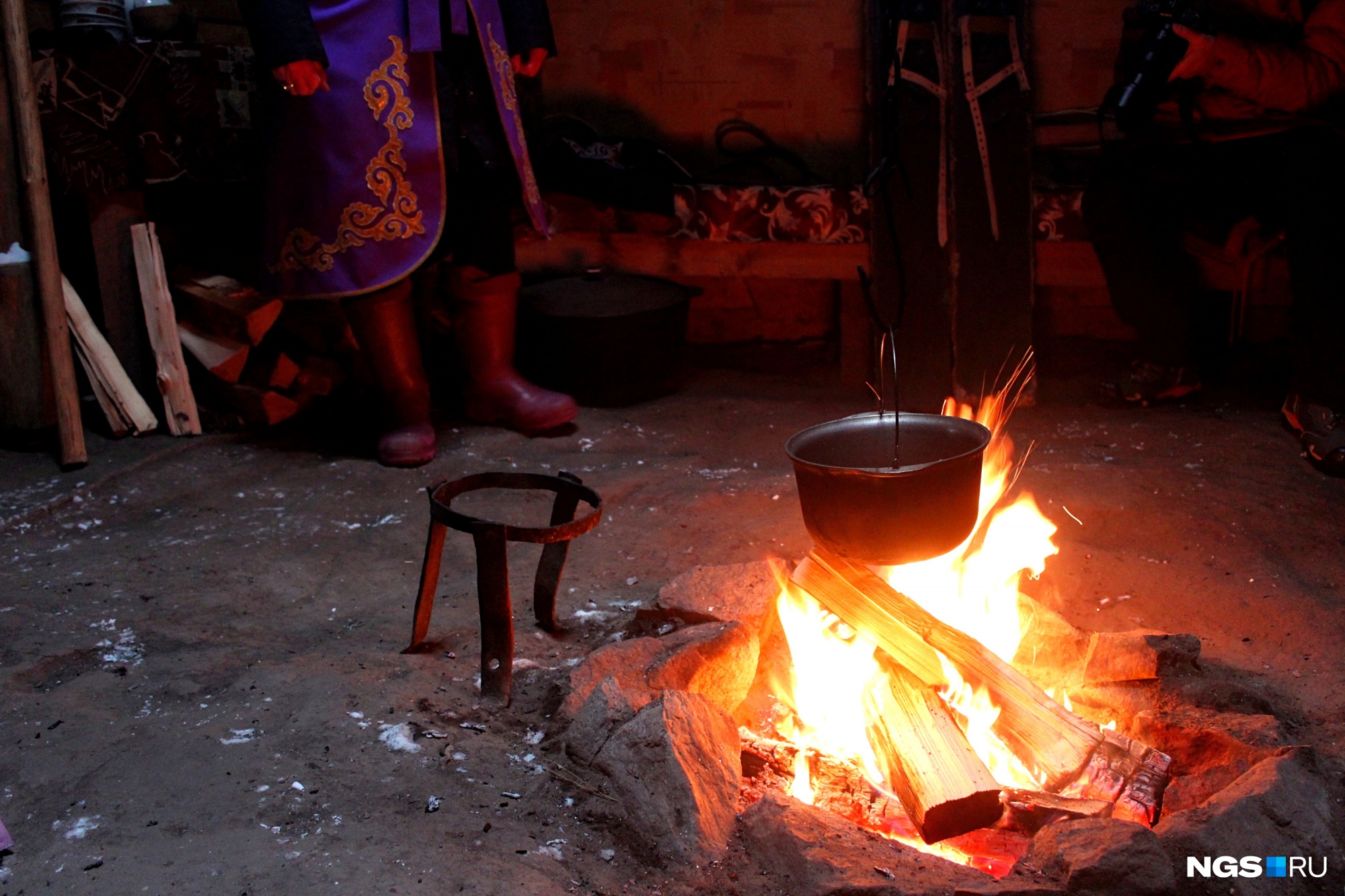 Приготовление хан-чая в традиционном жилище алтайцев — аиле
